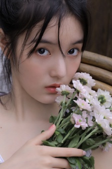 老头边吃奶边弄进去呻吟